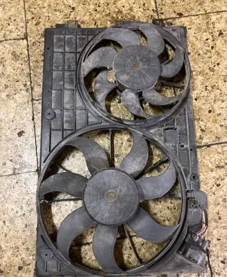 Volkswagen Jetta V Radiator cooling fan shroud 1K0121207T