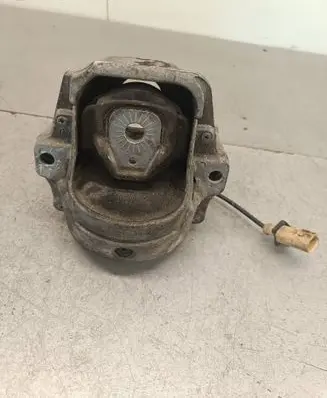Engine mount bracket