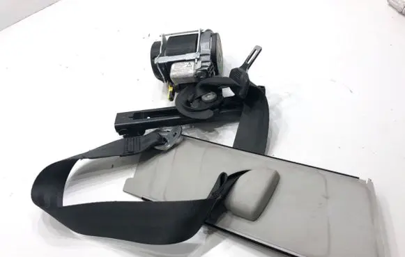 Volkswagen Golf VI Front seatbelt
