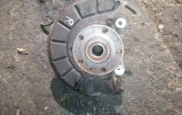 Volkswagen PASSAT B7 Front wheel hub
