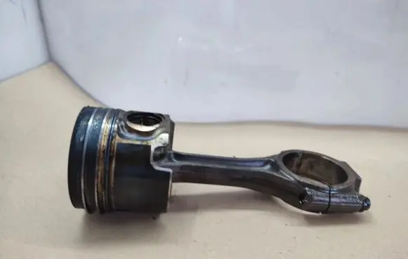 Volkswagen Touran I Piston with connecting rod
