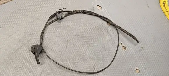 Dacia Sandero II Engine bonnet/hood lock release cable 