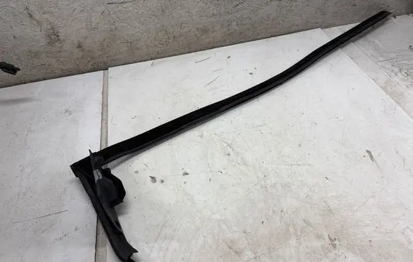 Mercedes-Benz SLK R171 Front door glass trim molding A1717200124