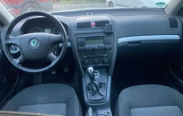 Skoda Octavia Mk2 (1Z) Dashboard glove box trim 2007R