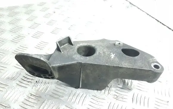 BMW 5 E60 E61 Engine mounting bracket 6777053