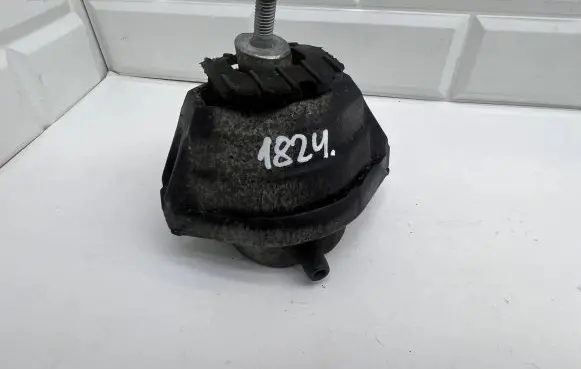 BMW 5 E60 E61 Engine mount bracket 6774620 15934612 677462002