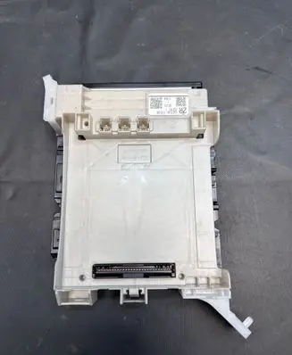 Toyota Hilux VIII Fuse module 8273071030 62761