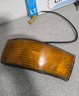 BMW 5 E28 Front bumper turn signal 3370217