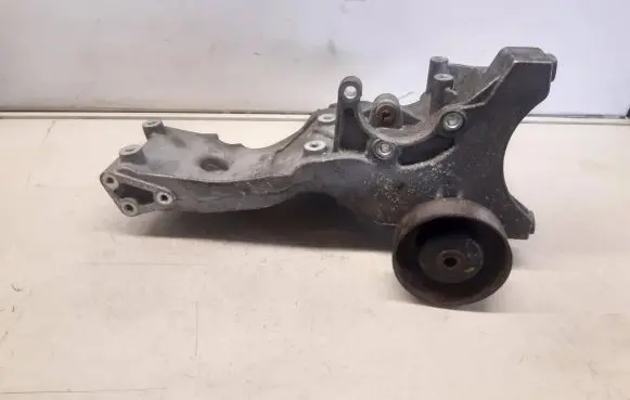 Audi A4 S4 B7 8E 8H Engine mounting bracket 06D903143D