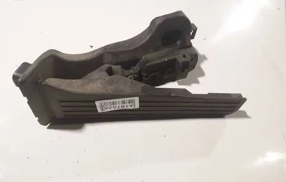 Accelerator throttle pedal
