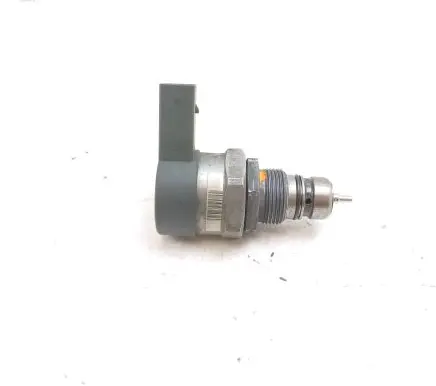 Chrysler 300 - 300C Fuel pressure regulator A6110780449 0281002494