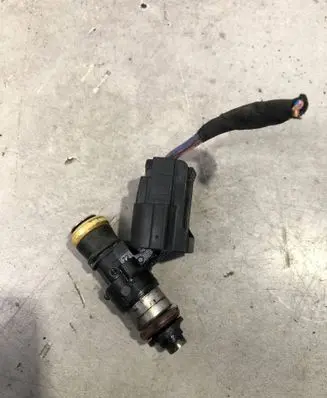 Volkswagen PASSAT B7 Fuel injector 03C906039
