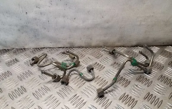 Nissan Note (E11) Fuel injector supply line/pipe 