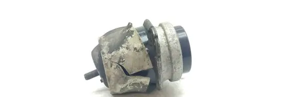 Volkswagen Touareg I Engine mount bracket 7L6199131C