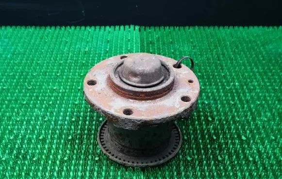 Mercedes-Benz Sprinter W901 W902 W903 W904 Front wheel bearing hub 9023340001