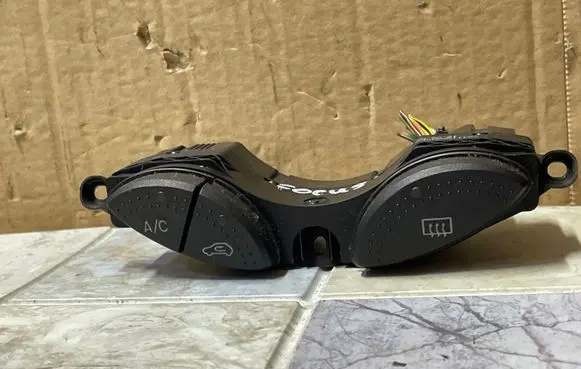 Ford Focus Windscreen/window heater switch YS4T19A945BA
