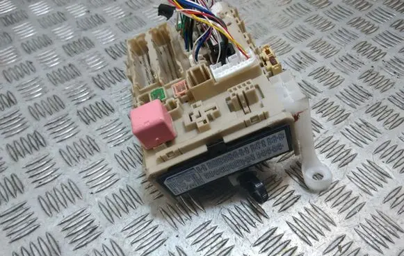 Toyota Avensis T270 Fuse module 8273005J90