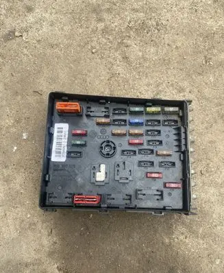 Volkswagen PASSAT B6 Fuse module