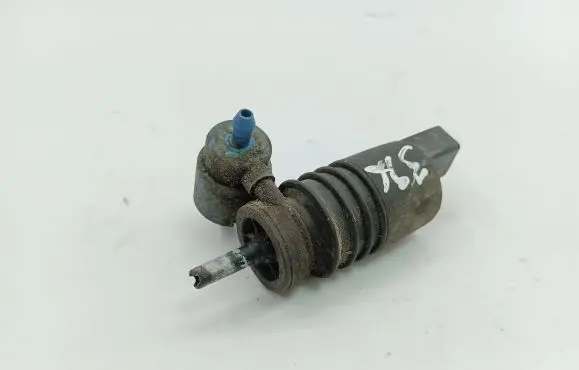 Volkswagen PASSAT B5 Windscreen/windshield washer pump
