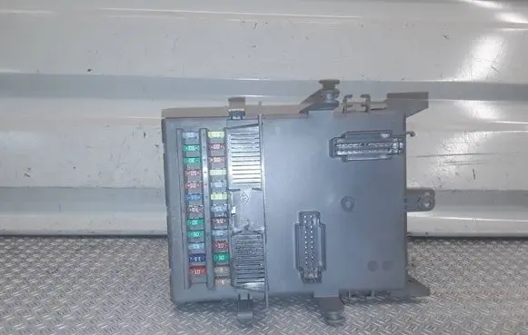 Renault Espace IV Fuse module 8200004201E