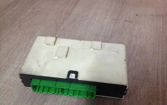 Volvo S40, V40 Door central lock control unit/module 30889925
