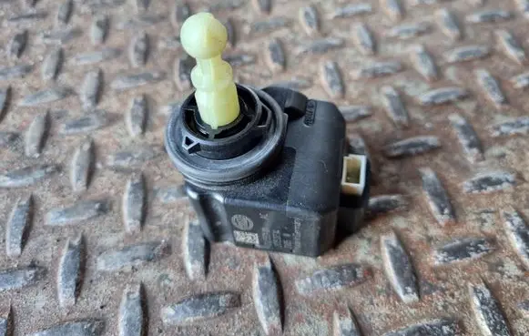 Volkswagen Tiguan Headlight level adjustment motor 01055301