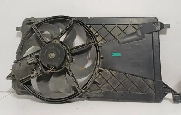 Radiator cooling fan shroud