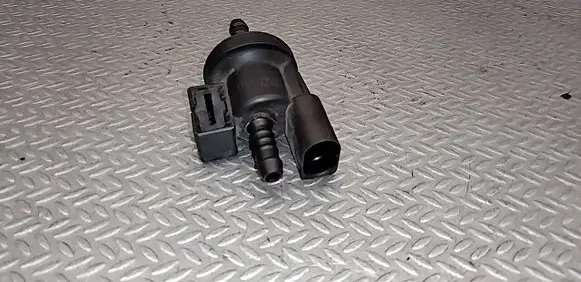 Audi A3 S3 A3 Sportback 8P Breather valve 06E906517A