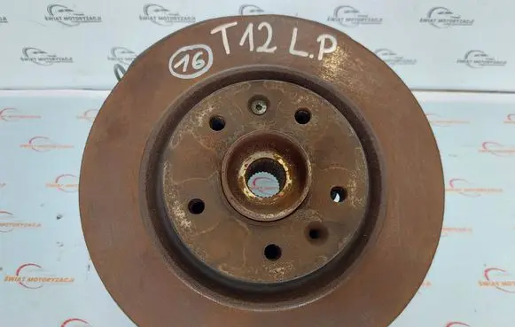 Nissan Qashqai Front wheel hub spindle knuckle 