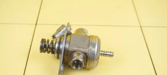 Audi A3 S3 8P Fuel injection high pressure pump 06H127025N 22SP12