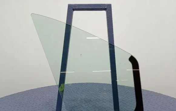 Opel Vivaro Front door window glass four-door 