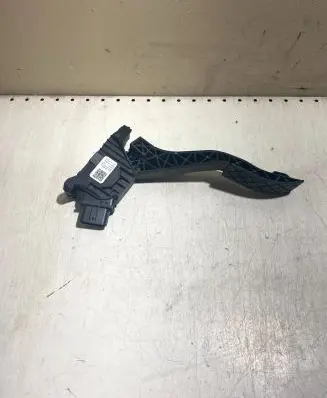 Volkswagen Touran III Accelerator throttle pedal 5Q1723503J