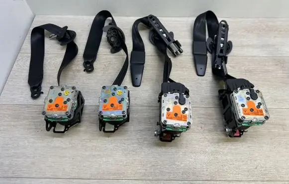 Volkswagen Touareg II Set of seat belts 7P0857706A 7P0857705A 7P0857805B