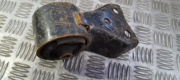Mazda 626 Engine mount bracket
