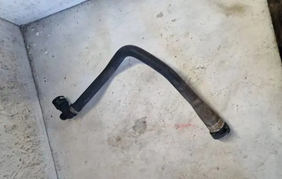 Coolant pipe/hose