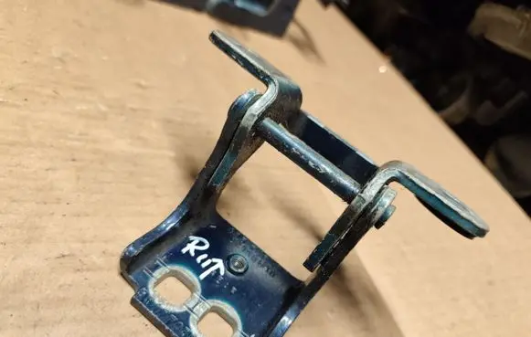 Jeep Cherokee III KJ Rear door upper hinge 