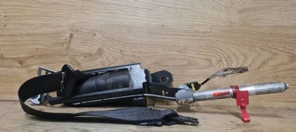 Volvo V70 Front seatbelt 6841793