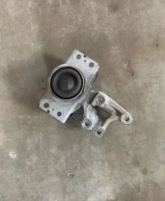 Peugeot 3008 I Engine mount bracket 9681855180