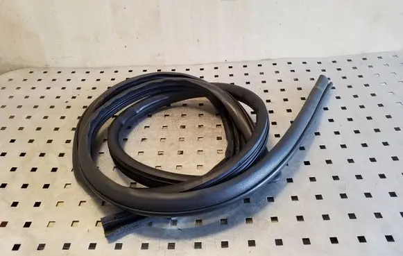 Toyota Corolla Verso AR10 Front door rubber seal