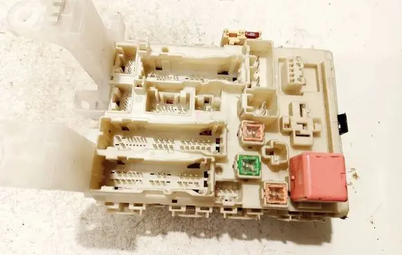 Toyota Avensis T270 Fuse box set 827300550b 139810e14