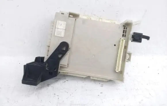 Toyota Prius (XW30) Fuse module 8273047500A