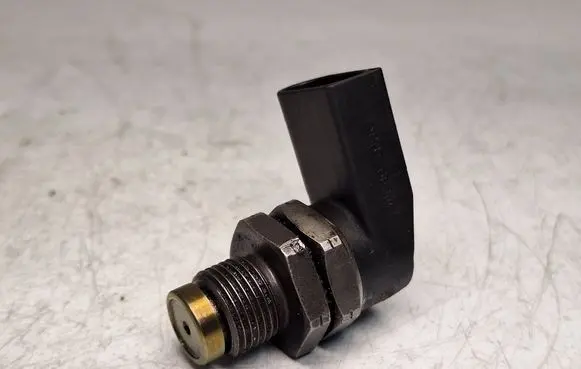 BMW X5 E53 Fuel pressure sensor 0281002497 13537787167