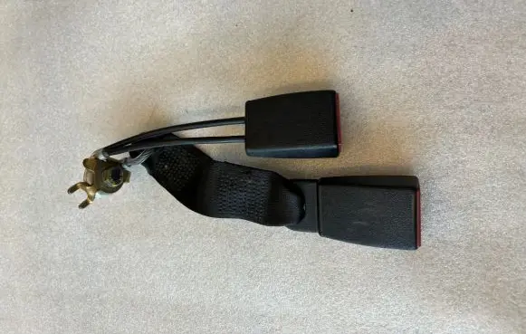 Middle seatbelt buckle (rear)