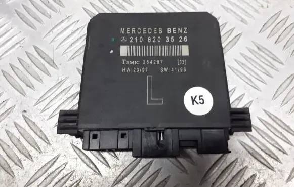 Mercedes-Benz E W210 Door control unit/module 2108203526