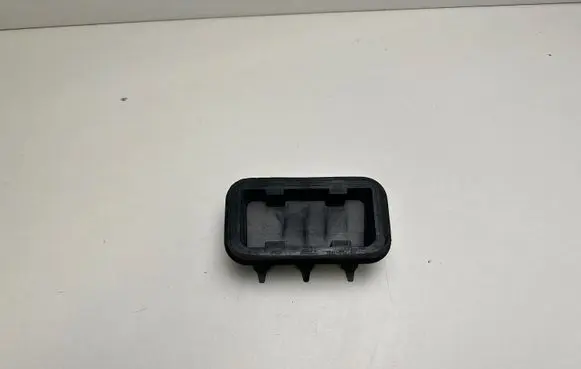 Ford Mustang V Quarter panel pressure vent 4R3363278C26BA