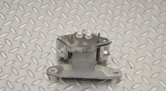 Lexus ES 250 - 300 - 330 Engine mount bracket