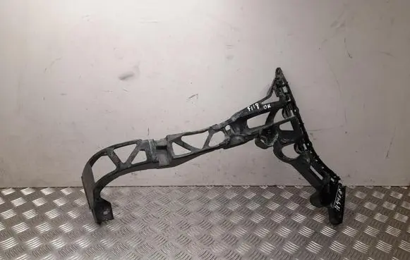 Rear bumper mounting bracket
