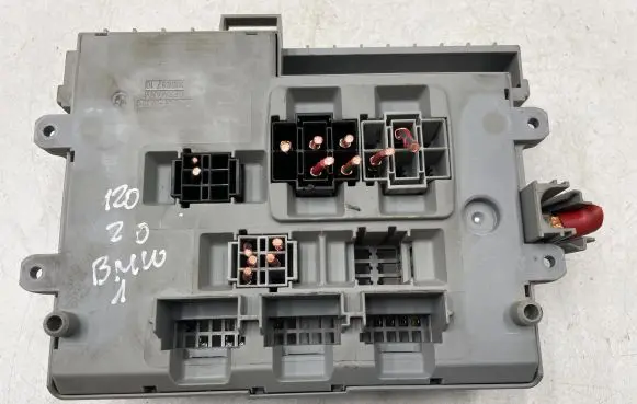 BMW 1 E81 E87 Fuse module 10688710
