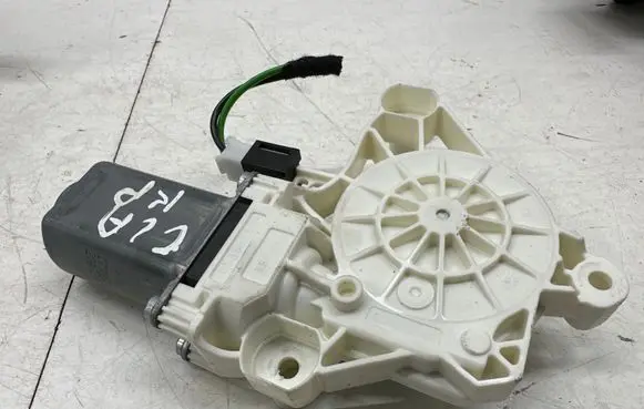 Mercedes-Benz CLA C118 X118 Front door window regulator motor A0009061507