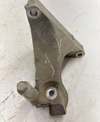 Subaru Outback (BS) Engine mounting bracket
